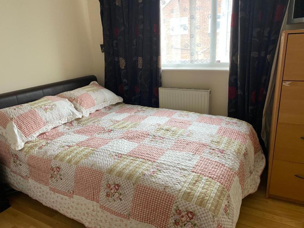 Specious Room In Northolt Northolt  Zewnętrze zdjęcie